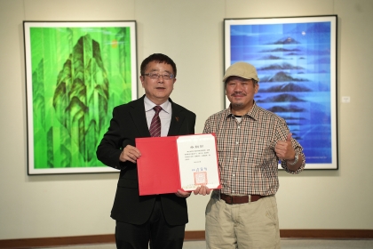 興大詹富智校長(左)頒發感謝狀給策展人彰化師範大學美術系教授陳世強(右)