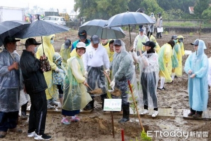 台南市長黃偉哲參加「方舟新樂園」植樹活動，身體力行親自種下小樹苗，倡導環境保育及節能減碳的重要性。(圖/記者林悅翻攝 )