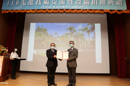 晶元光電捐贈總值超過2億的設備給中興大學，由晶元光電長范進雍董事長（左）代表贈予興大薛富盛校長（右）。