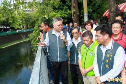 水利局長周廷彰（圖中）向市長林佳龍（圖右）進行簡報。（記者張瑞楨攝）