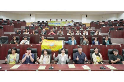 Group photo of participants. 