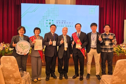 興大詹富智校長（左3）與校內2得獎團隊合影。