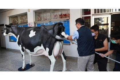 Department of Veterinary Medicine of National Chung Hsing University Introduces Simulation Dairy Cow of Real Scale to Assist Clinical Teaching 
