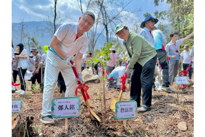 興大校長詹富智（右）與正隆董事長鄭人銘（左）共同植樹