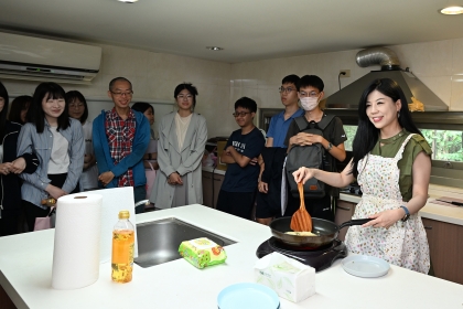 活動中特別安排森林系柳婉郁老師現場煎蔥油餅
