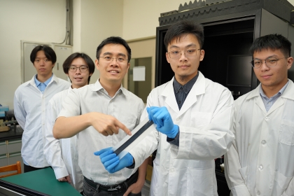 中興大學材料工程學系教授賴盈至（右3）帶領團隊，研發出一款且自發電具長距離感測能力的自驅動電動車感測器