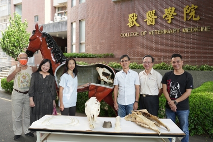 興大獸醫學院擴充等比例馬匹仿生教具,師長合影。
