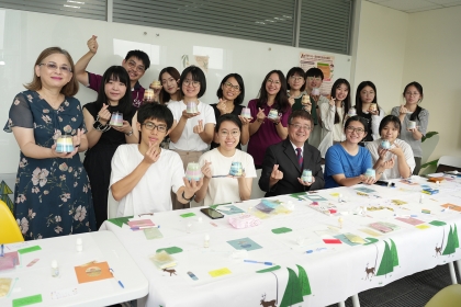師生一同製作沙畫薰香蠟燭DIY。