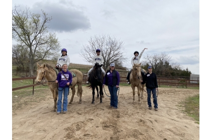 於Vermillion Valley Equine Center馬場乘騎
