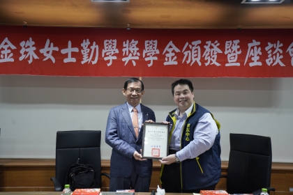 校友中心林谷合主任(右)頒發感謝狀給林錫埼董事長。
