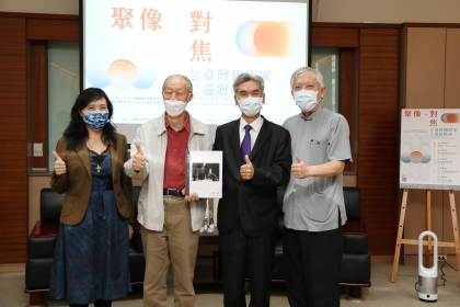右至左：國美館館長梁永斐、興大校長薛富盛、攝影家莊靈、藝術家孫維瑄