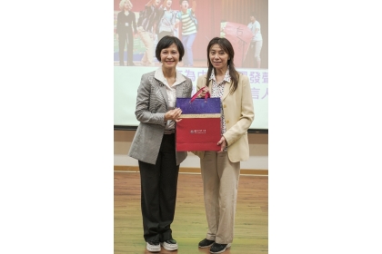 A gift was presented by Professor Chia-Lin Chang, Vice-President for International Affairs,  to Ambassador Vanessa Shih.