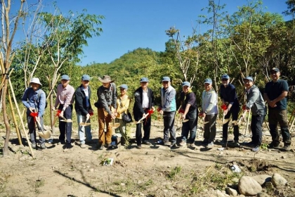 農村發展及水土保持署今發起產官學界於國姓鄉種瓜溪畔進行植樹活動。(農村發展及水土保持署提供)