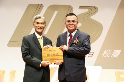 化學系72年畢業的黃長青董事長（右）獲頒26屆國立中興大學傑出校友，與薛富盛校長（左）合影。