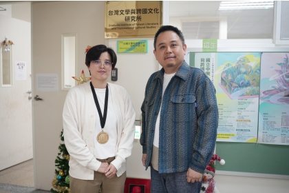 楊双子（左）與碩士論文指導教授陳國偉（右）合影。