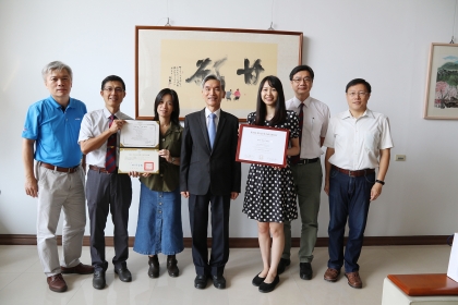 周言昱與獸醫學院師長合影。