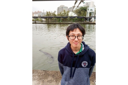 馮凌彬研究魚也喜歡魚，圖為他參訪臺灣魚塭。（馮凌彬提供）