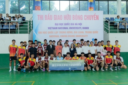 由體育教育中心副主任Mr. Trinh Kien(中排右4)帶領VNU隊職員及球員與本校師生大合照