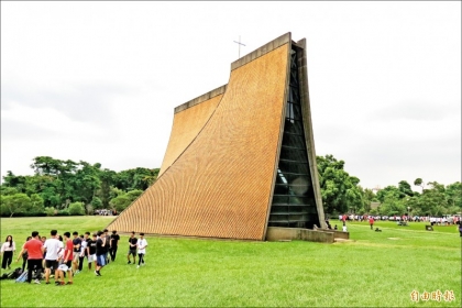 大學畢業季撞防疫，往年東海系畢典傳統均在知名路思義教堂舉辦，今年校方尚未解封。(記者蘇孟娟攝)