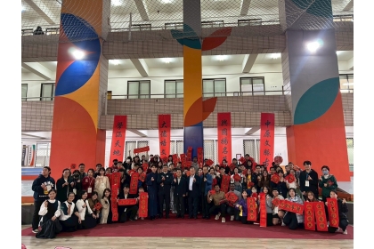 中興大學「水墨賀歲-新春賀歲寫春聯活動」，與會佳賓及學生們大合照。圖片來源：中國文學系進修學士班系學會