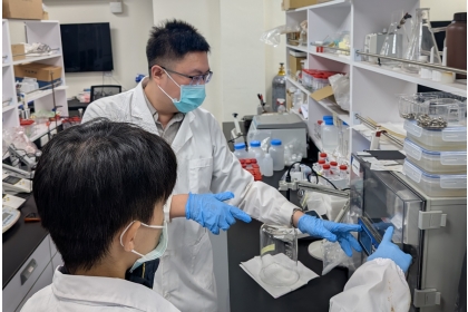 劉凡瑋老師指導學生操作氫氣偵測裝置