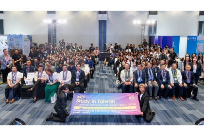 Group photo at the opening ceremony of the Philippines Overseas Education Fair.