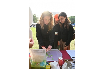 International students experiencing the art of identifying Mahjong tiles by touch