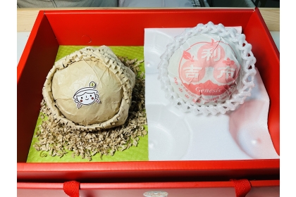 利用稻草、PLA(聚乳酸)、甲殼素等作成的包材（左），與一般塑料包材相較更為環保