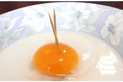「益生菌」蛋黃飽滿扎實，可讓數支牙籤站立、不會散開。（攝影／林珮君）
