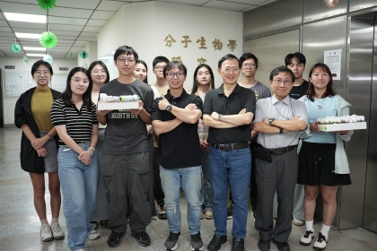 興大分生所楊文明所長(前排右3)、賴建成教授(前排右2)、曾振圓助理教授(前排右4)與研究團隊合影