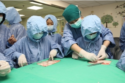 【自由時報】興大與醫院推醫學營，讓國小學童變身「實習醫生」學縫豬皮、模擬抽血。