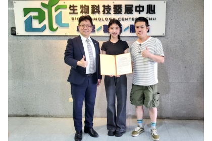 今年錄取3+X學碩計畫的生科系陳品頤同學(右二)與國立中興大學師長們：生科系黃盟元副主任、陳全木副校長(右至左依序)合影。