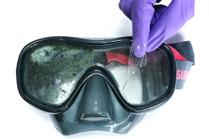 塗佈於蛙鏡上之抗藻測試比較：左半部未塗佈; 右半部塗佈仿生抗藻塗層，呈現優異的抗藻效果。