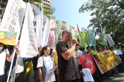 環團呼籲民眾公投投不同意票。 中央社