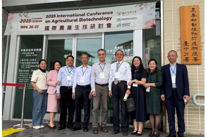 由Bui Quang Dang博士所帶領越南農業科學院(VAAS)的代表團與葉錫東、賀端華院士合影