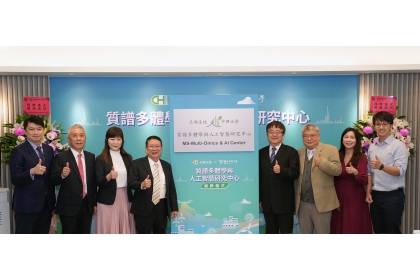 興大詹富智校長（右4）與正瀚生技吳正邦董事長（左4）共同為質譜AI研究中心揭牌