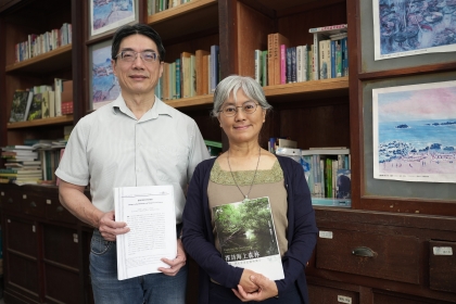 中興大學生命科學系施習德教授（左）與許秋容教授（右），以及中山大學退休教授楊遠波老師，共同發表〈台灣紅樹林分布的變遷〉。