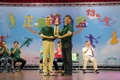 興大校長薛富盛（左）頒發總錦標獎盃給興大學務長蘇武昌。
