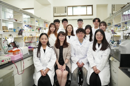 中興大學分子生物學研究所朱自淳副教授（前左2）研究團隊合影