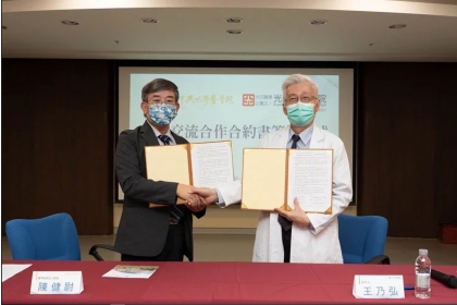 中興大學醫學院與光田醫院今天簽約合作，投入偏鄉醫療人才培育。圖／光田醫院提供