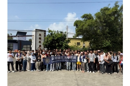 Group picture in front of功維敘tunnel