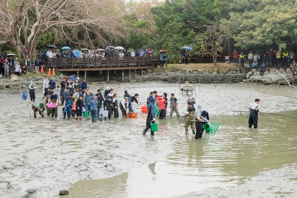 興大3月7日動員近百餘人攜手清理中興湖，日本「池水抽乾好吃驚」節目也參與拍攝。 
