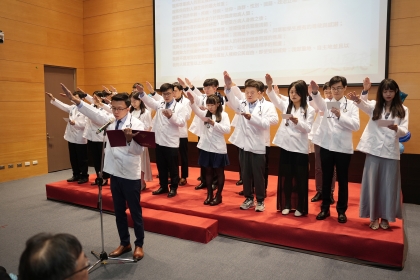NCHU Holds First White Coat Ceremony for Department of Post-Baccalaureate Medicine, Students Put on White Coats and Prepare for Clinical Practice