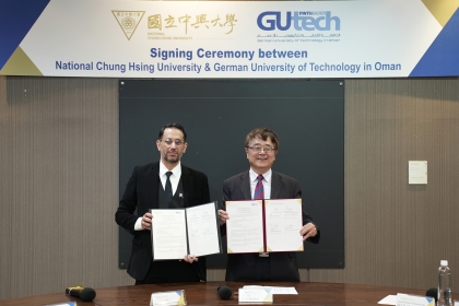 興大詹富智校長(右)與GUtech副校長兼上議員 Hon. Dr. Hussain Al Salmi 代表(右)雙方簽署