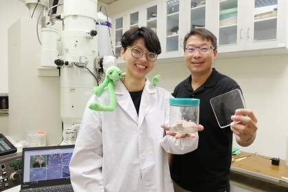 The first author of this article, PhD student Ting-Lun Chen (left),  and Associate Professor Han-Yu Hsueh (right).