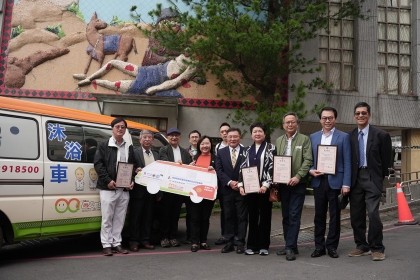 The College of Medicine at NCHU and EMBA alumni donate NT$2.6 million to support remote-area 