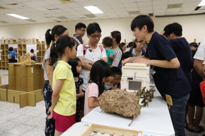 現場展示活體蜜蜂、蜂巢、蜂箱、標本等