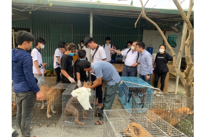 參觀河內動物救援站、私人收容所並提供建議。右二藍衣男子為越南國家農業大學獸醫學院講師 Hoang Minh