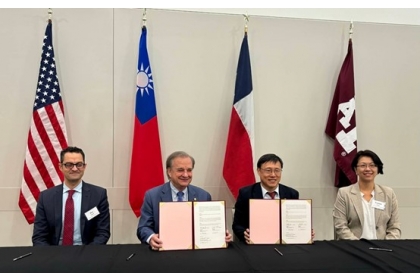 中興大學代表聯盟與德州農工大學系統簽署華語教學合作意向書 (右起：駐休士頓台北經濟文化辦事處蕭伊芳處長、國立中興大學周濟衆副校長兼國際長、德州農工大學系統總校長John Sharp、德州農工大學系統研發副總校長Dr. Joe Elabd )。
