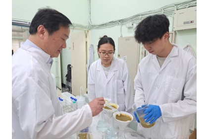 國立中興大學環工系盧明俊特聘教授(左)指導同學進行研究。圖/謝易晏